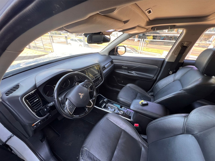 mitsubishi outlander 2.2 mivec di-d diesel hpe-s awd automatico 1.6 5p manual 2019