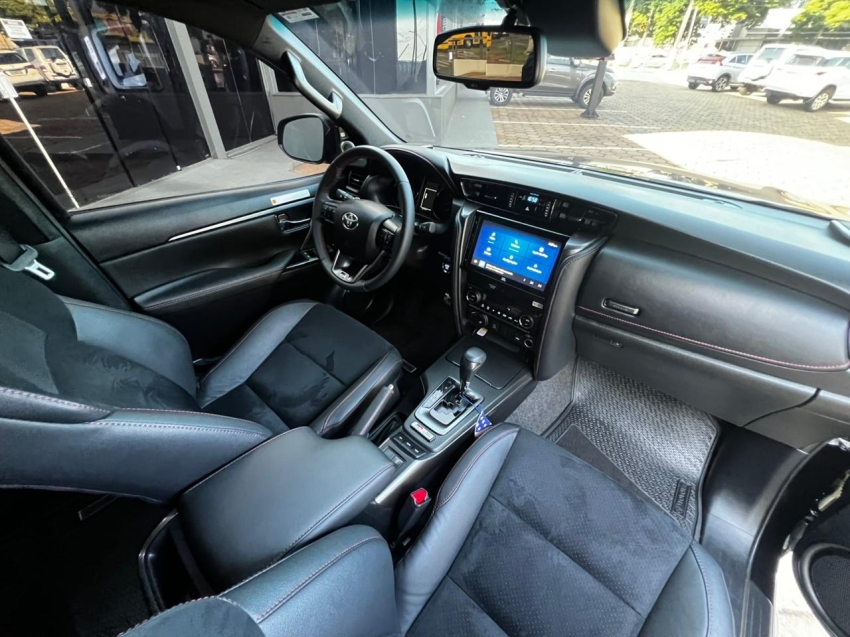 toyota hilux sw4 2.8 d-4d turbo diesel gr-s 7l 4x4 automatico 4p 202424