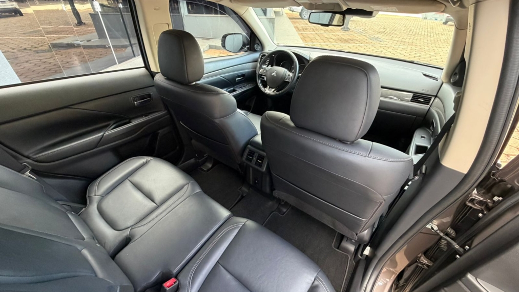 outlander 2.2 mivec di-diesel hpe-s awd automatico10