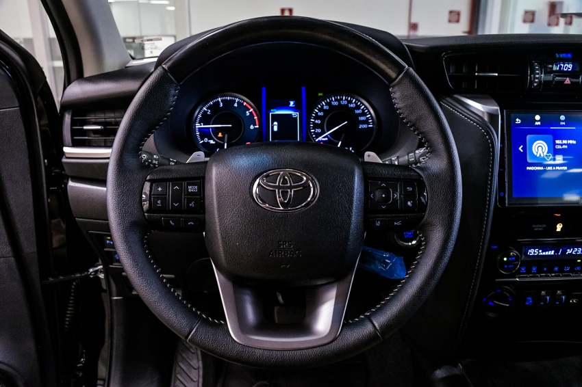 Toyota HILUX SW4 2.8 D-4D TURBO DIESEL SRX PLATINUM 4X4 AUTOMÁTICO 16
