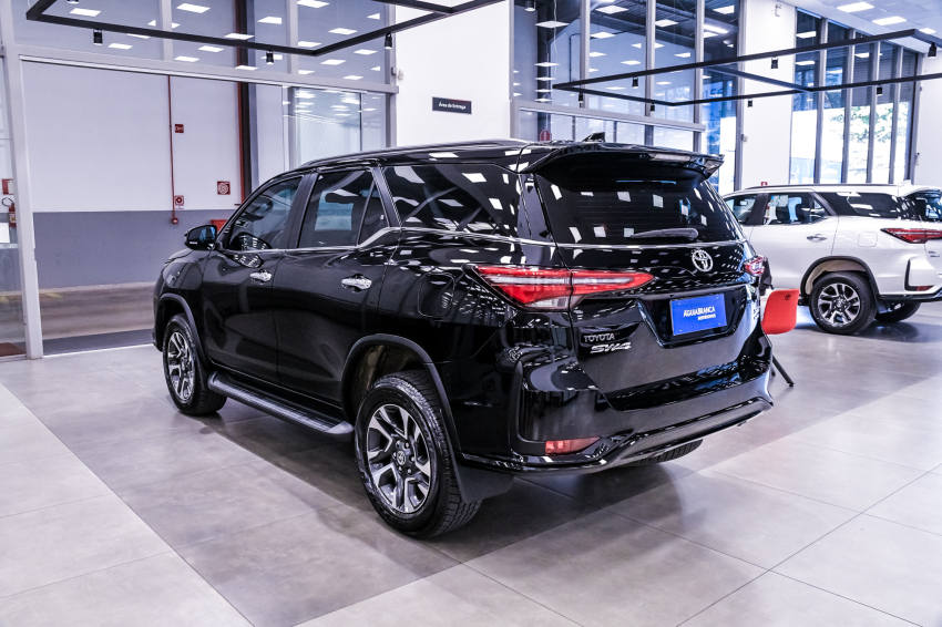 Toyota HILUX SW4 2.8 D-4D TURBO DIESEL SRX PLATINUM 4X4 AUTOMÁTICO 7