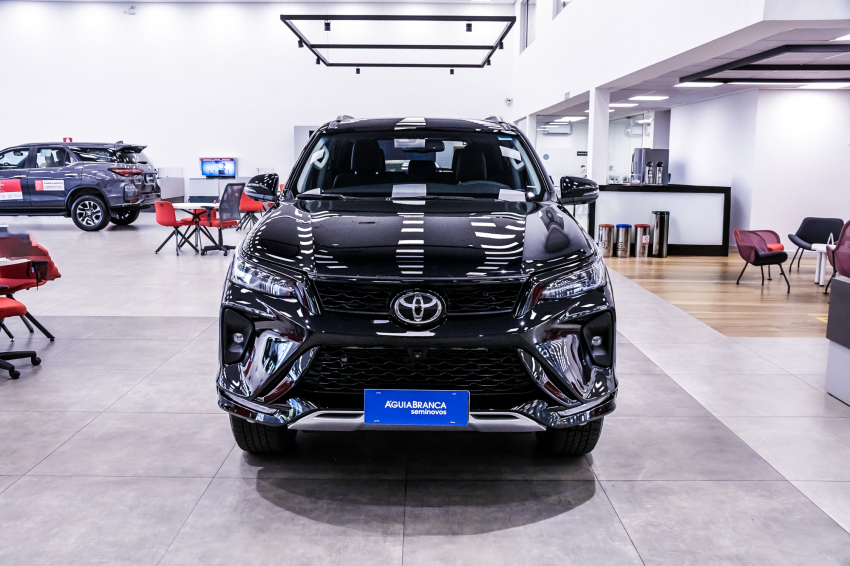 Toyota HILUX SW4 2.8 D-4D TURBO DIESEL SRX PLATINUM 4X4 AUTOMÁTICO 4