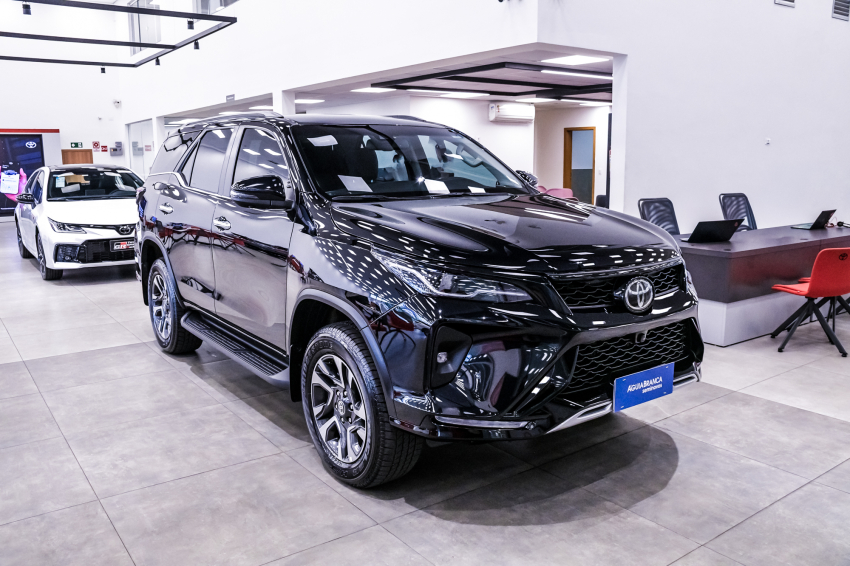 Toyota HILUX SW4 2.8 D-4D TURBO DIESEL SRX PLATINUM 4X4 AUTOMÁTICO 5