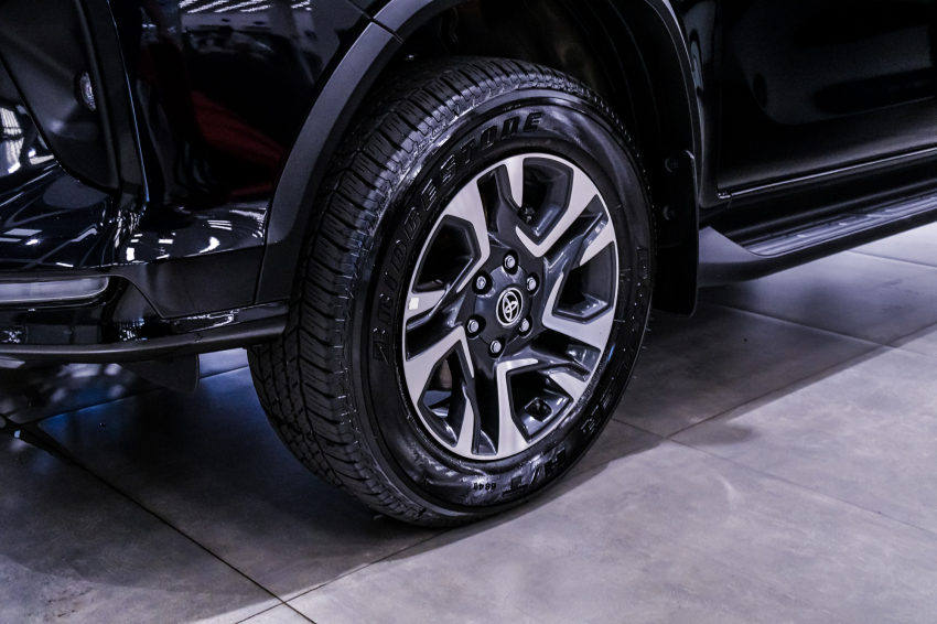 Toyota HILUX SW4 2.8 D-4D TURBO DIESEL SRX PLATINUM 4X4 AUTOMÁTICO 2