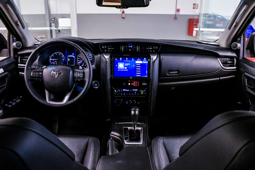 Toyota HILUX SW4 2.8 D-4D TURBO DIESEL SRX PLATINUM 4X4 AUTOMÁTICO 14