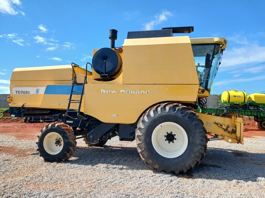 new holland colheitadeira tc 5090 + pl25 pes diesel automatico 2013 new holland colheitadeira tc 5090 + pl25 pes diesel automatico 2013