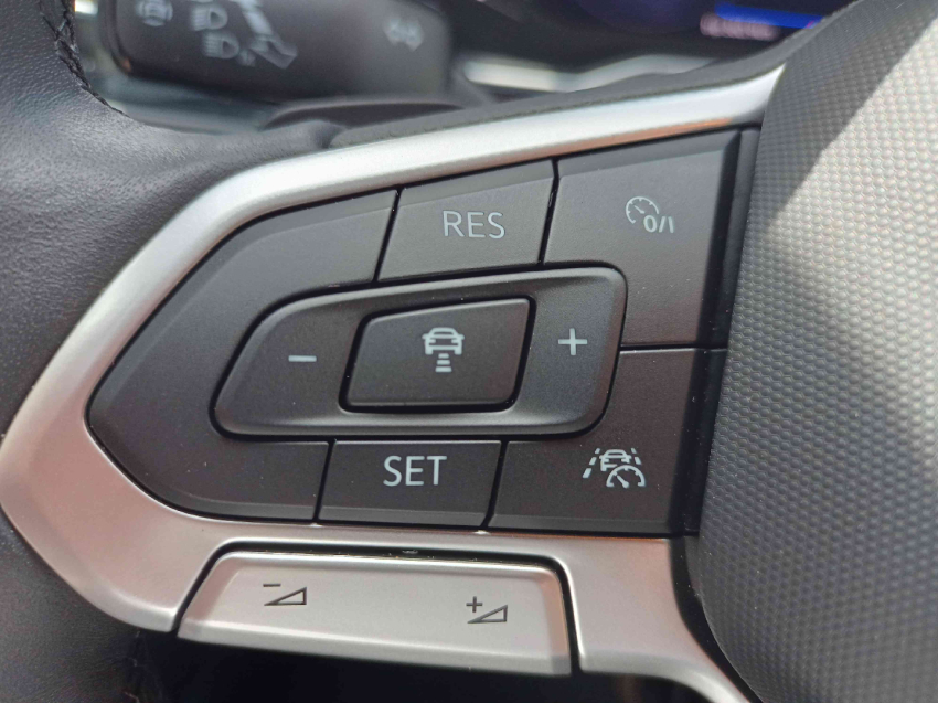 volkswagen nivus 1.0 200 tsi total flex highline automatico 4p 202510