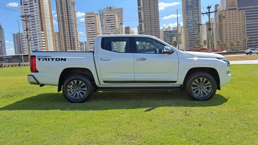 Mitsubishi L200 TRITON 2.4 16V TURBO DIESEL SPORT HPE CD 4P 4X4 AUTOMÁTICO