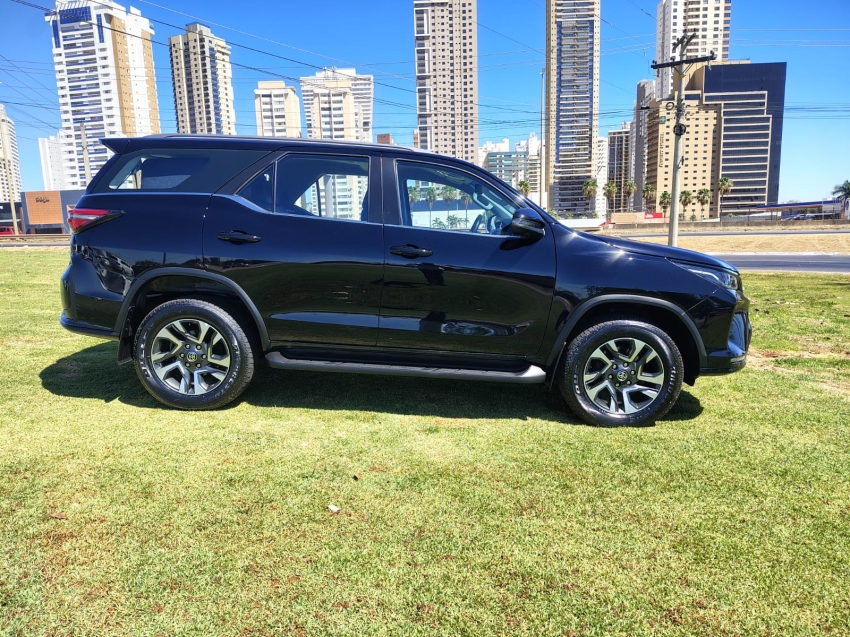 Toyota HILUX SW4 2.8 D-4D TURBO DIESEL SRX PLATINUM 7L 4X4 AUTOMÁTICO
