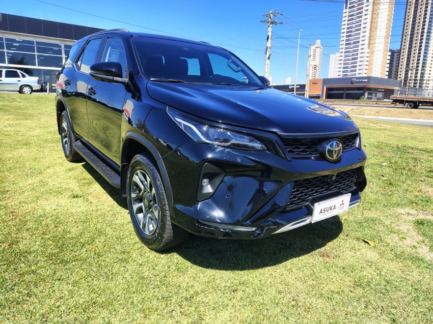 Toyota HILUX SW4 2.8 D-4D TURBO DIESEL SRX PLATINUM 7L 4X4 AUTOMÁTICO