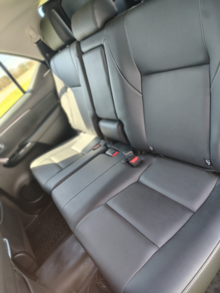 Toyota HILUX SW4 2.8 D-4D TURBO DIESEL SRX PLATINUM 7L 4X4 AUTOMÁTICO
