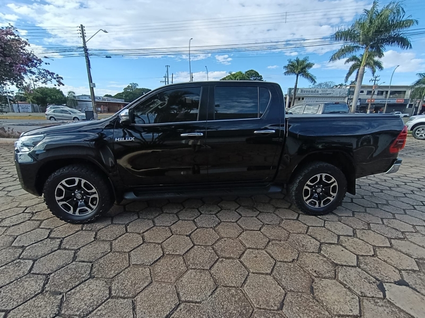 toyota hilux 2.8 d-4d turbo diesel cd srx 4x4 automatico 4p 2024
