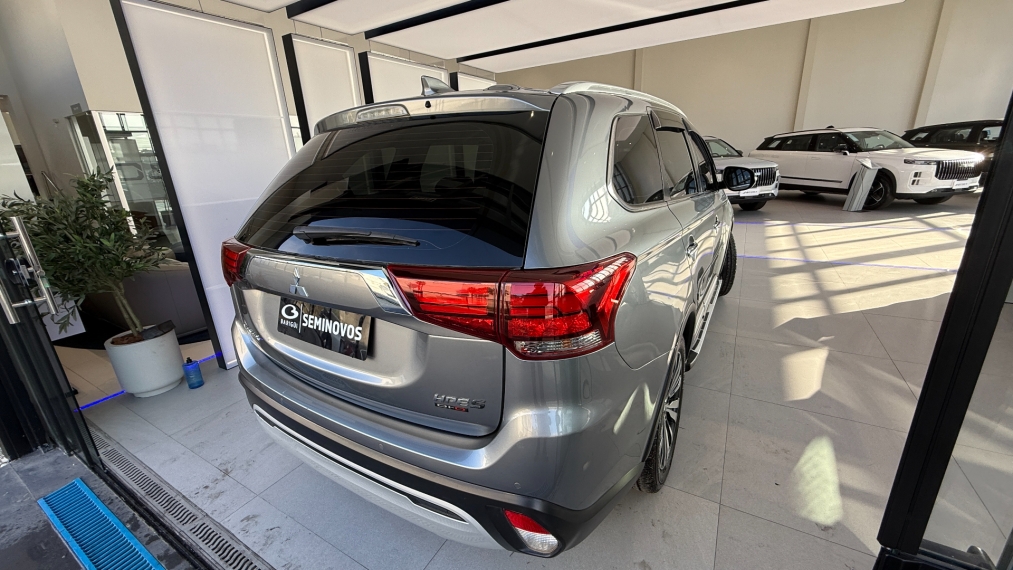 mitsubishi outlander 2.2 mivec di-d diesel hpe-s awd automatico 4p 2022