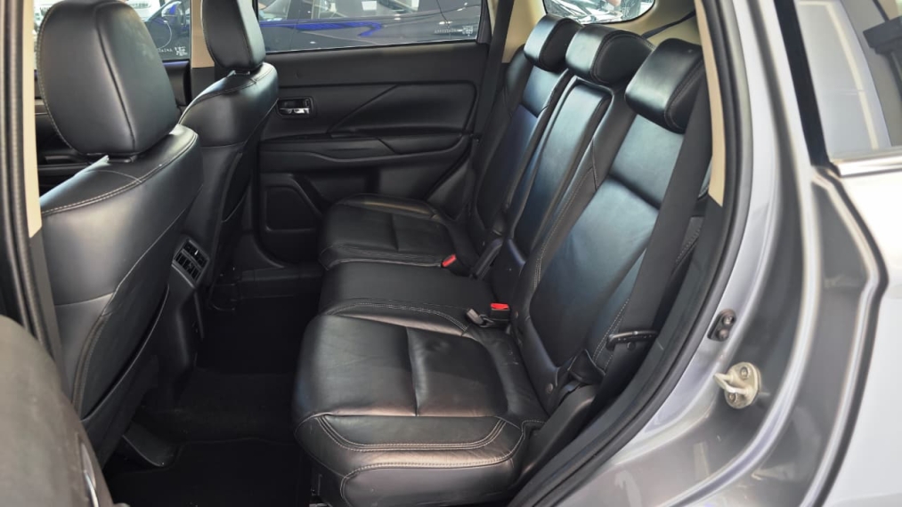 mitsubishi outlander 2.2 mivec di-d diesel hpe-s awd automatico 4p 2022