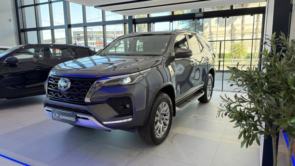 toyota hilux sw4 2.7 vvt-i flex srv 7l 4x2 automatico diesel 4p 2021