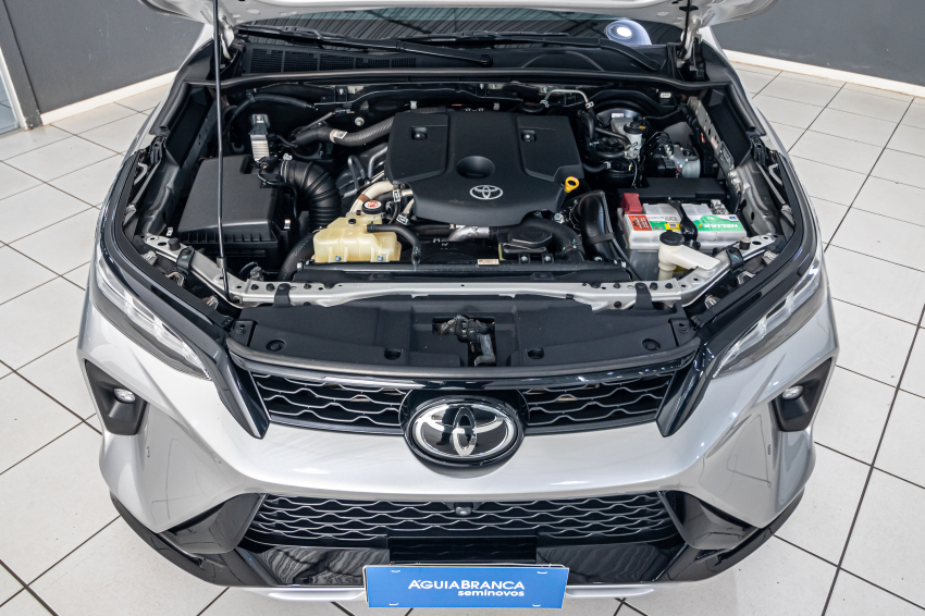 Toyota HILUX SW4 2.8 D-4D TURBO DIESEL DIAMOND 7L 4X4 AUTOMÁTICO 6