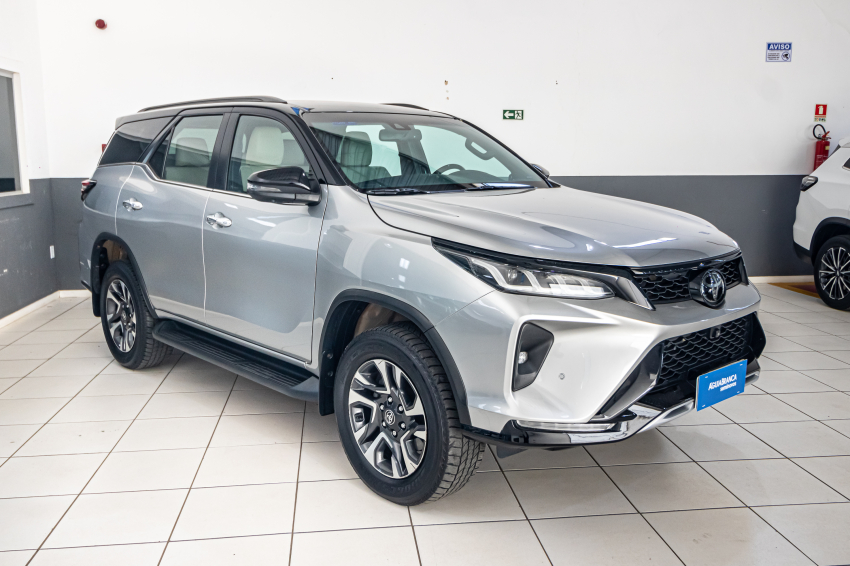 Toyota HILUX SW4 2.8 D-4D TURBO DIESEL DIAMOND 7L 4X4 AUTOMÁTICO 5