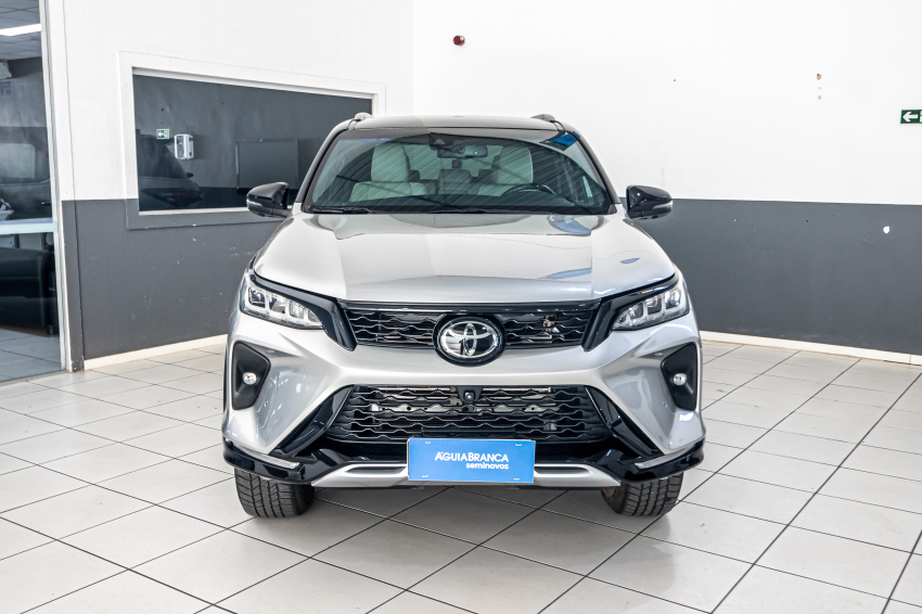 Toyota HILUX SW4 2.8 D-4D TURBO DIESEL DIAMOND 7L 4X4 AUTOMÁTICO 3