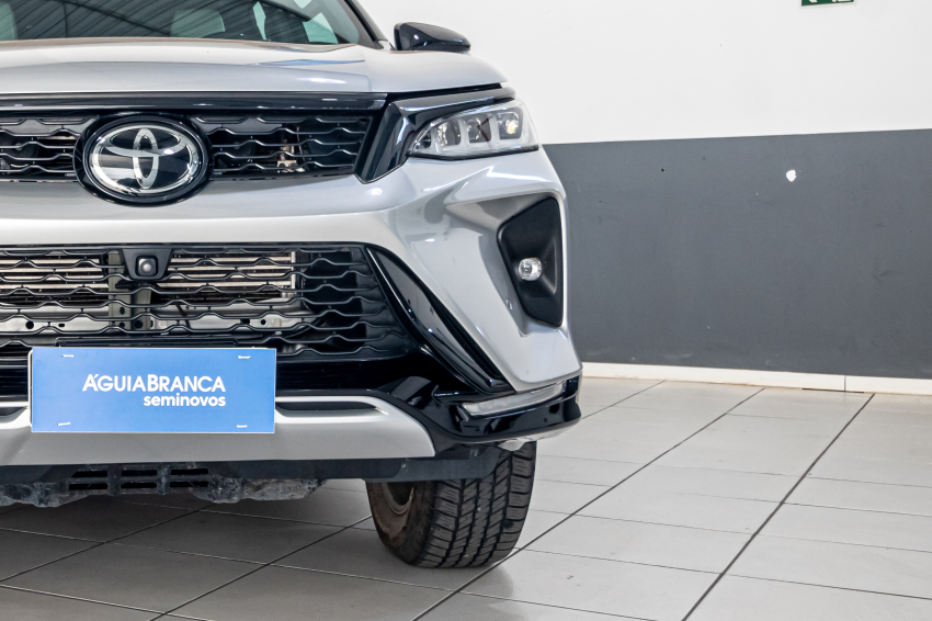 Toyota HILUX SW4 2.8 D-4D TURBO DIESEL DIAMOND 7L 4X4 AUTOMÁTICO 4