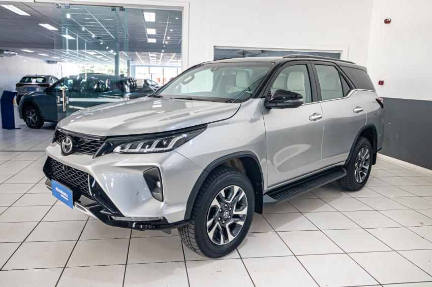 Toyota HILUX SW4 2.8 D-4D TURBO DIESEL DIAMOND 7L 4X4 AUTOMÁTICO