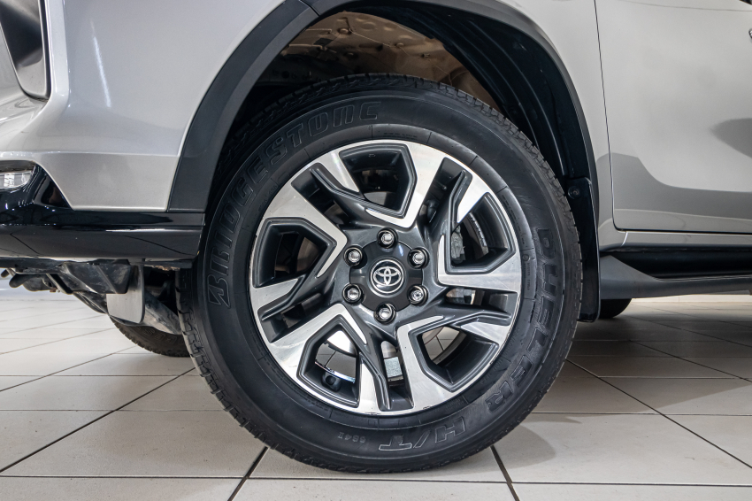 Toyota HILUX SW4 2.8 D-4D TURBO DIESEL DIAMOND 7L 4X4 AUTOMÁTICO 2