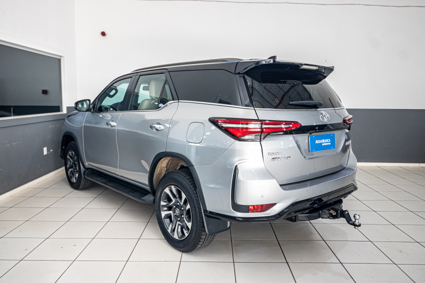 Toyota HILUX SW4 2.8 D-4D TURBO DIESEL DIAMOND 7L 4X4 AUTOMÁTICO 7
