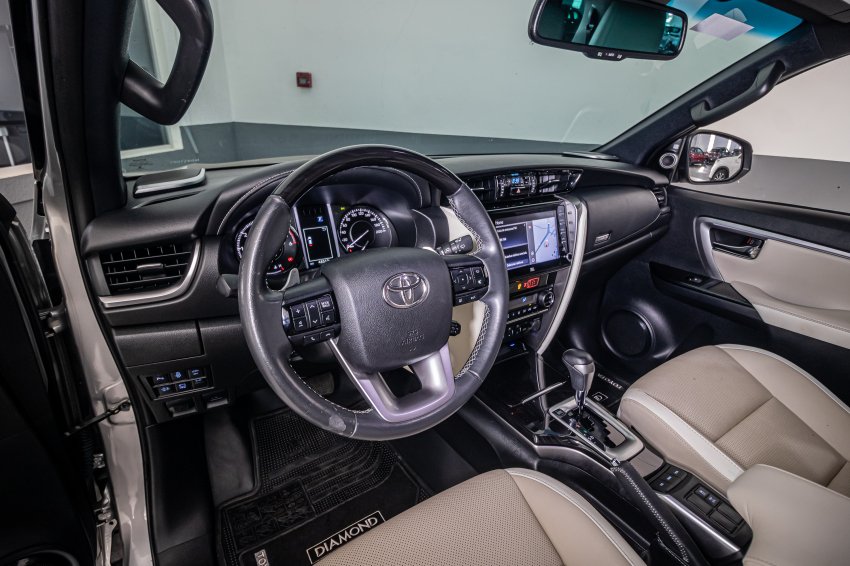 Toyota HILUX SW4 2.8 D-4D TURBO DIESEL DIAMOND 7L 4X4 AUTOMÁTICO 15
