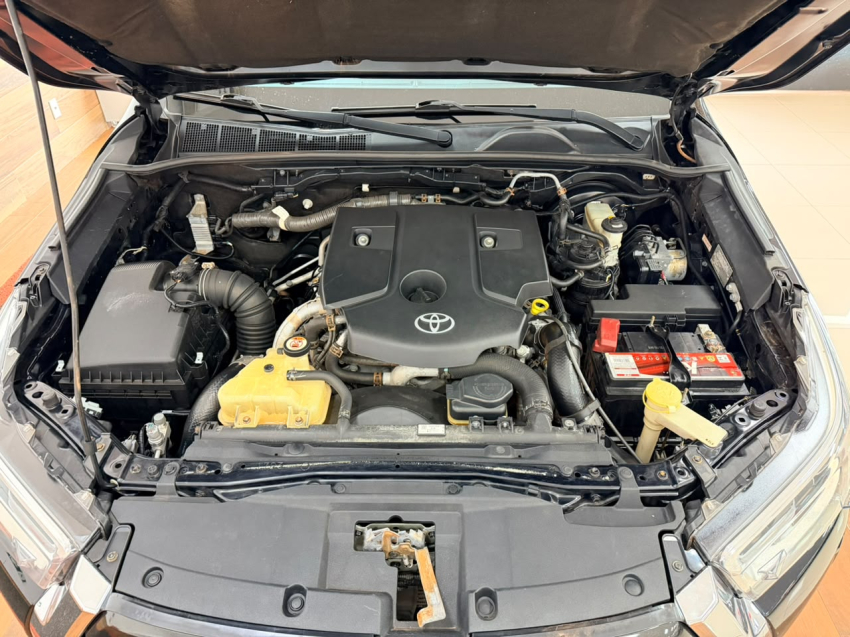 Toyota HILUX 2.8 D-4D TURBO DIESEL CD SRX 4X4 AUTOMÁTICO 5
