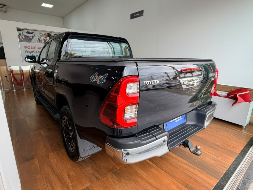 Toyota HILUX 2.8 D-4D TURBO DIESEL CD SRX 4X4 AUTOMÁTICO 6