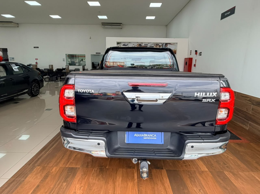 Toyota HILUX 2.8 D-4D TURBO DIESEL CD SRX 4X4 AUTOMÁTICO 7