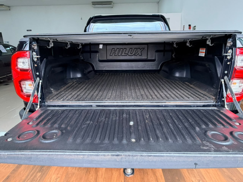 Toyota HILUX 2.8 D-4D TURBO DIESEL CD SRX 4X4 AUTOMÁTICO 9