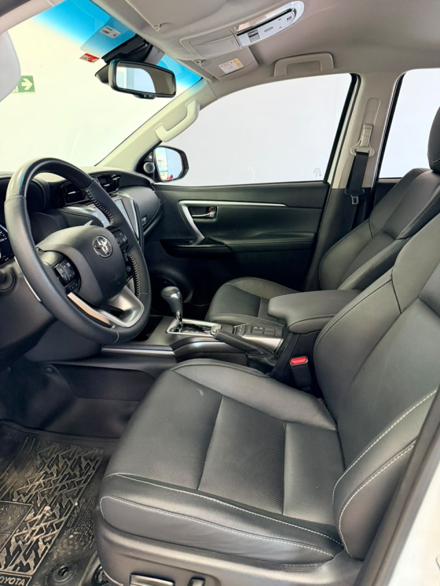 Toyota HILUX SW4 2.8 D-4D TURBO DIESEL SRX PLATINUM 4X4 AUTOMÁTICO 13