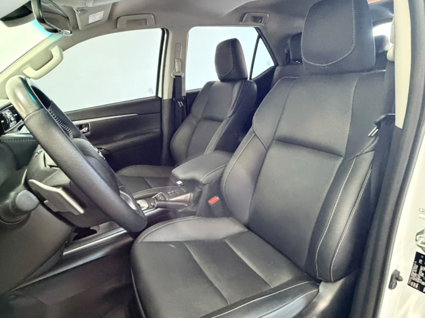 Toyota HILUX SW4 2.8 D-4D TURBO DIESEL SRX PLATINUM 4X4 AUTOMÁTICO 17