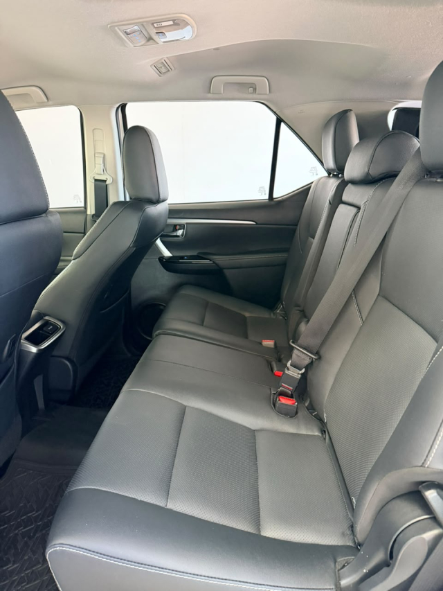 Toyota HILUX SW4 2.8 D-4D TURBO DIESEL SRX PLATINUM 4X4 AUTOMÁTICO 16