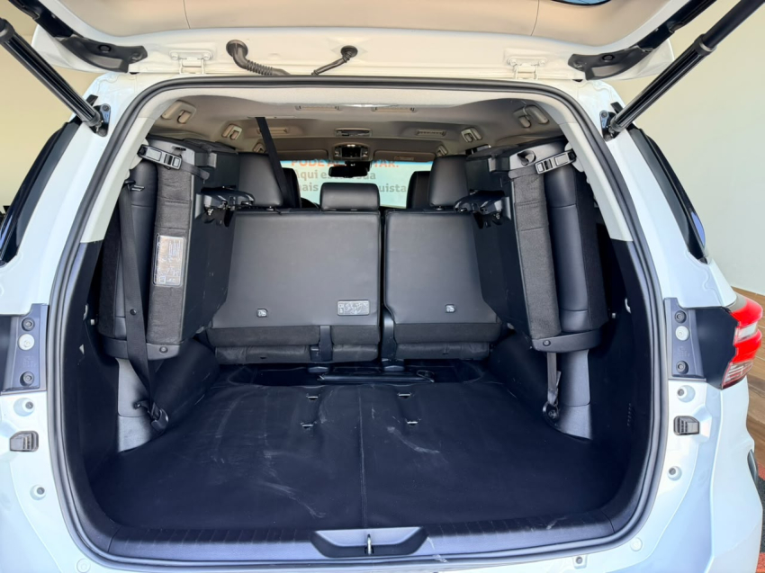 Toyota HILUX SW4 2.8 D-4D TURBO DIESEL SRX PLATINUM 4X4 AUTOMÁTICO 10