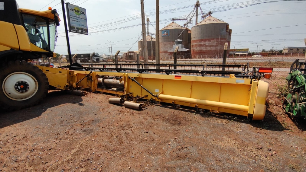 colheitadeira new hollamd cr9060, ano 2013, com plataforma  caracol 35 pes2