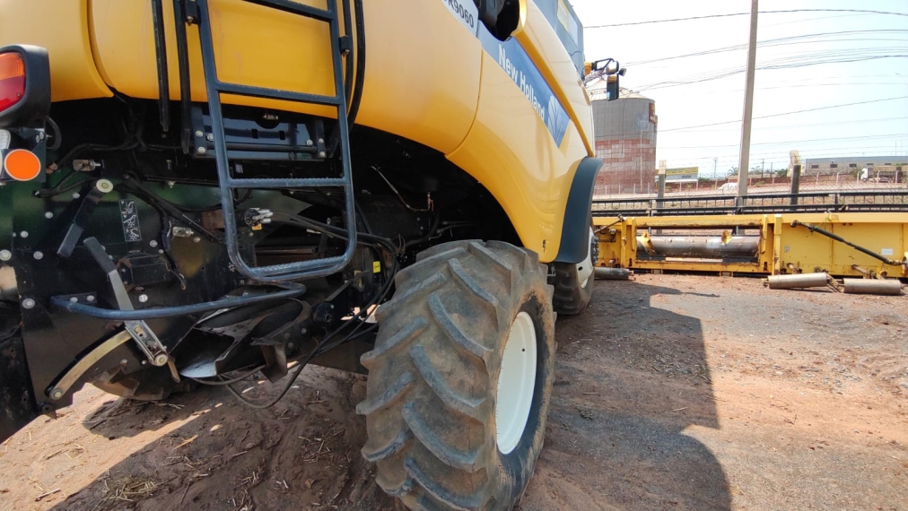 colheitadeira new hollamd cr9060, ano 2013, com plataforma  caracol 35 pes7