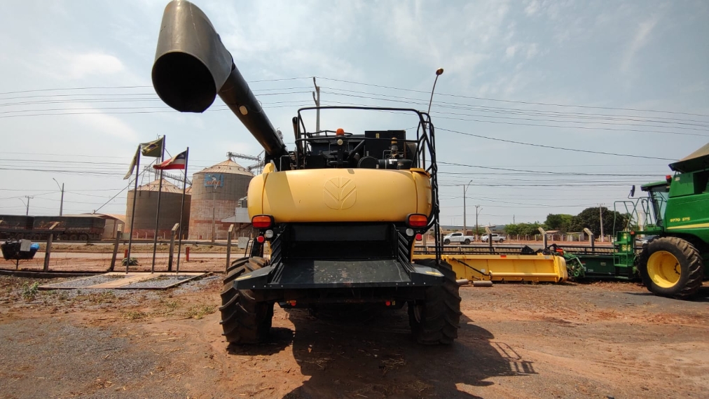 colheitadeira new hollamd cr9060, ano 2013, com plataforma  caracol 35 pes4