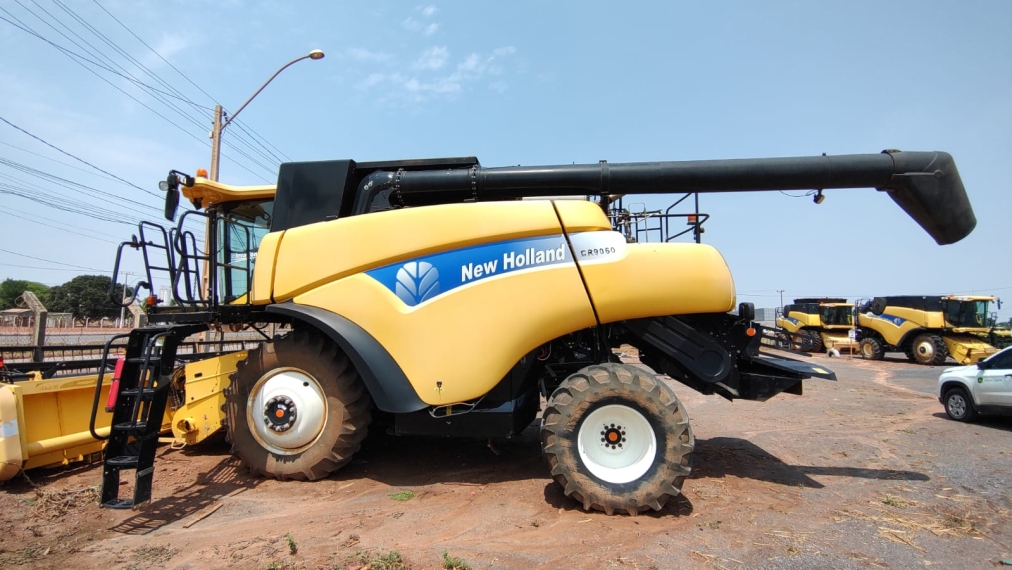 colheitadeira new hollamd cr9060, ano 2013, com plataforma  caracol 35 pes5