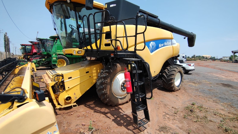 colheitadeira new hollamd cr9060, ano 2013, com plataforma  caracol 35 pes
