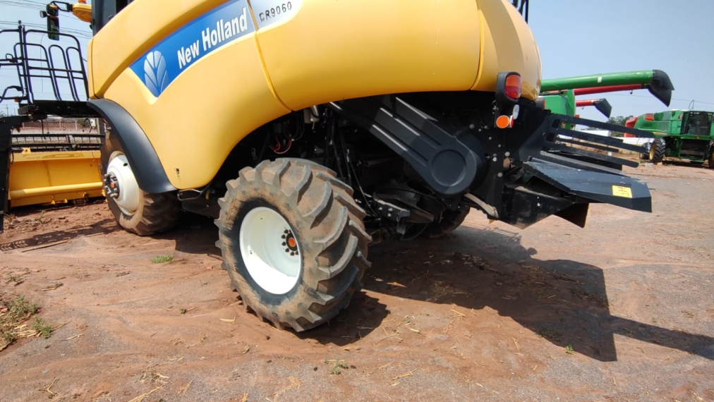colheitadeira new hollamd cr9060, ano 2013, com plataforma  caracol 35 pes3