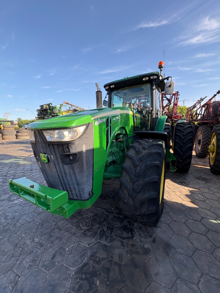 trator john deere 8260r - ano 20135