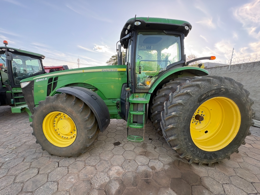 trator john deere 8260r - ano 20124