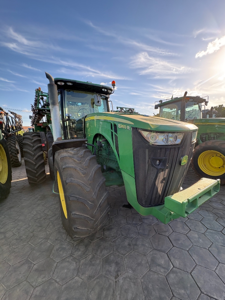 trator john deere 8260r - ano 20130