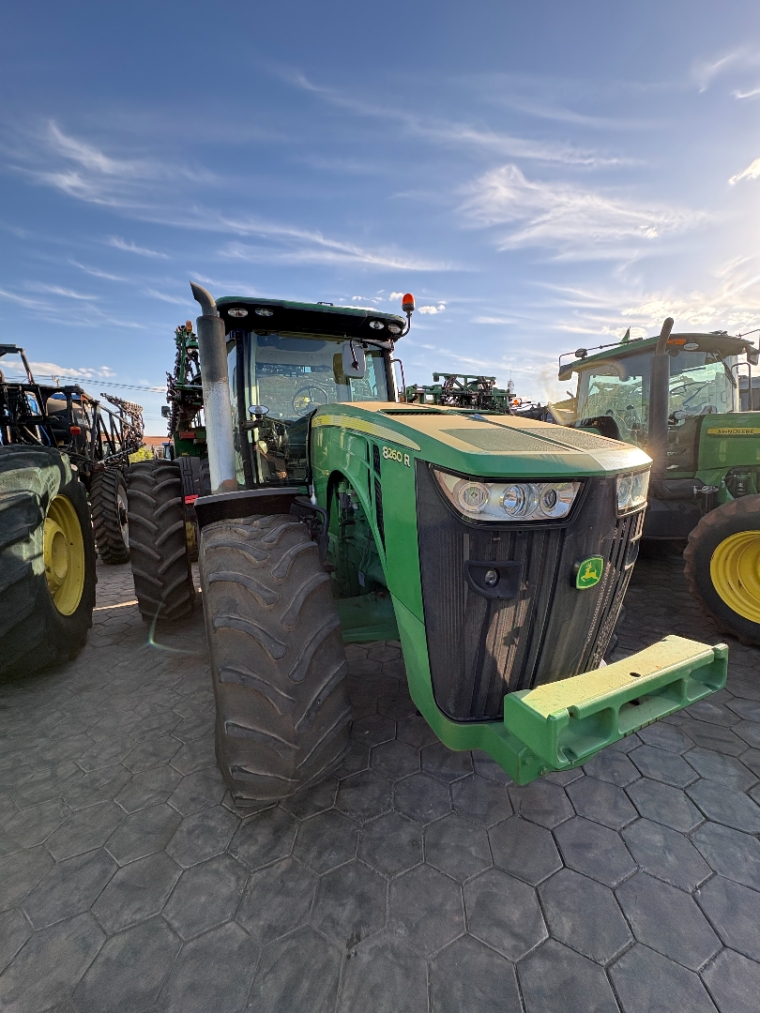 trator john deere 8260r - ano 20137