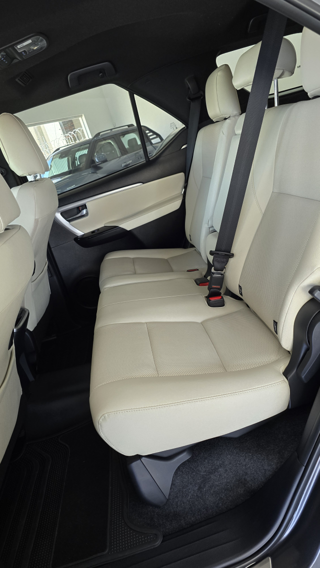 Toyota HILUX SW4 2.8 D-4D TURBO DIESEL DIAMOND 7L 4X4 AUTOMÁTICO 15