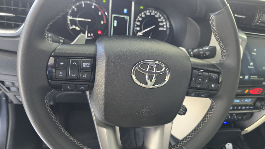 Toyota HILUX SW4 2.8 D-4D TURBO DIESEL DIAMOND 7L 4X4 AUTOMÁTICO 12