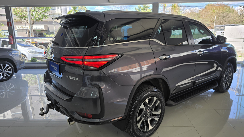 Toyota HILUX SW4 2.8 D-4D TURBO DIESEL DIAMOND 7L 4X4 AUTOMÁTICO 8