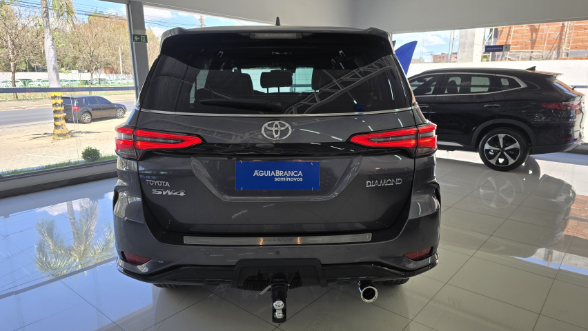 Toyota HILUX SW4 2.8 D-4D TURBO DIESEL DIAMOND 7L 4X4 AUTOMÁTICO 7