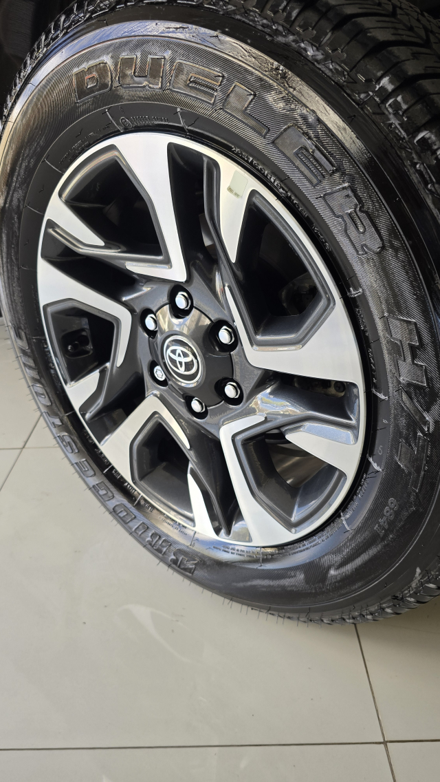 Toyota HILUX SW4 2.8 D-4D TURBO DIESEL DIAMOND 7L 4X4 AUTOMÁTICO 2